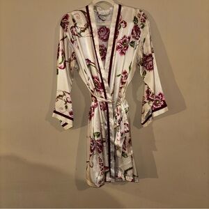 Morgan Taylor Floral Print Women's Robe - Cream and Purple Size M